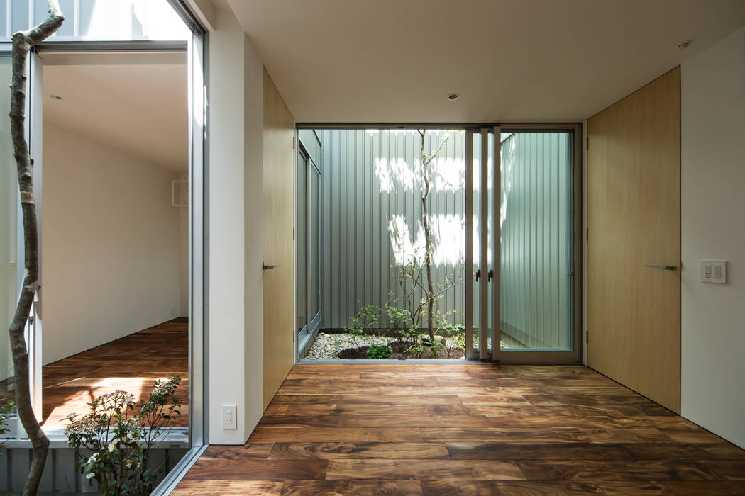 鳳の家 House in Otori, arbol arbol Salas de entretenimiento de estilo moderno