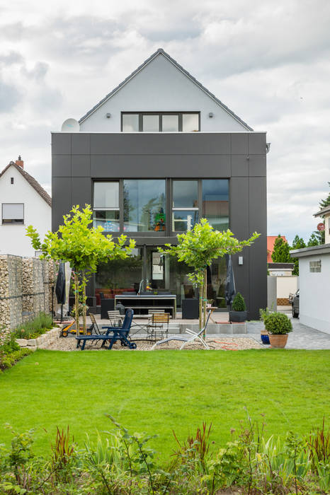 Box House - Single Family House in Lorsch, Germany, Helwig Haus und Raum Planungs GmbH Helwig Haus und Raum Planungs GmbH Сад в стиле модерн