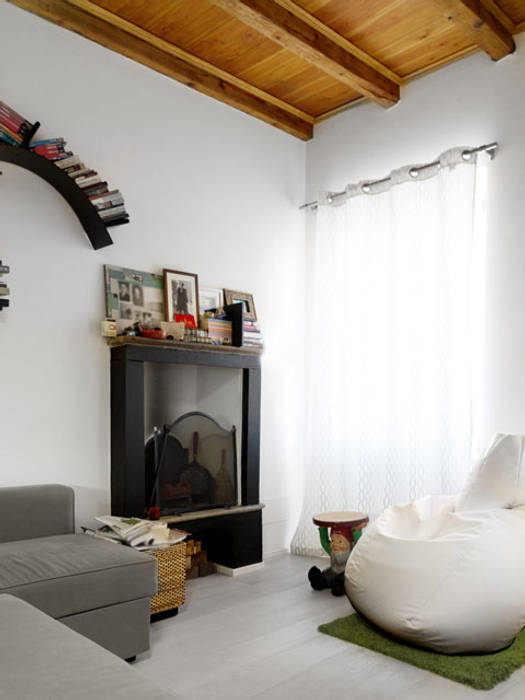 Casa di ringhiera sui Navigli:Appartamento di 47mq, PAZdesign PAZdesign Eclectische woonkamers Open haarden & accessoires