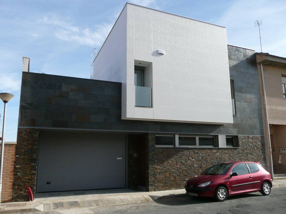 VIVIENDA UNIFAMILIAR ADOSADA C/MONASTERIO DE LEYRE, MYO arquitectura y urbanismo MYO arquitectura y urbanismo Casas de estilo moderno