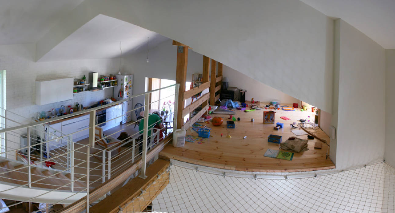 Дом в уровнях Snegiri Architects Детская комнатa в скандинавском стиле