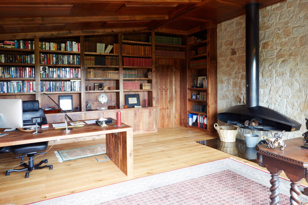 Una Casa con Paredes de Piedra y Jardines de Sueño, HUGA ARQUITECTOS HUGA ARQUITECTOS منازل