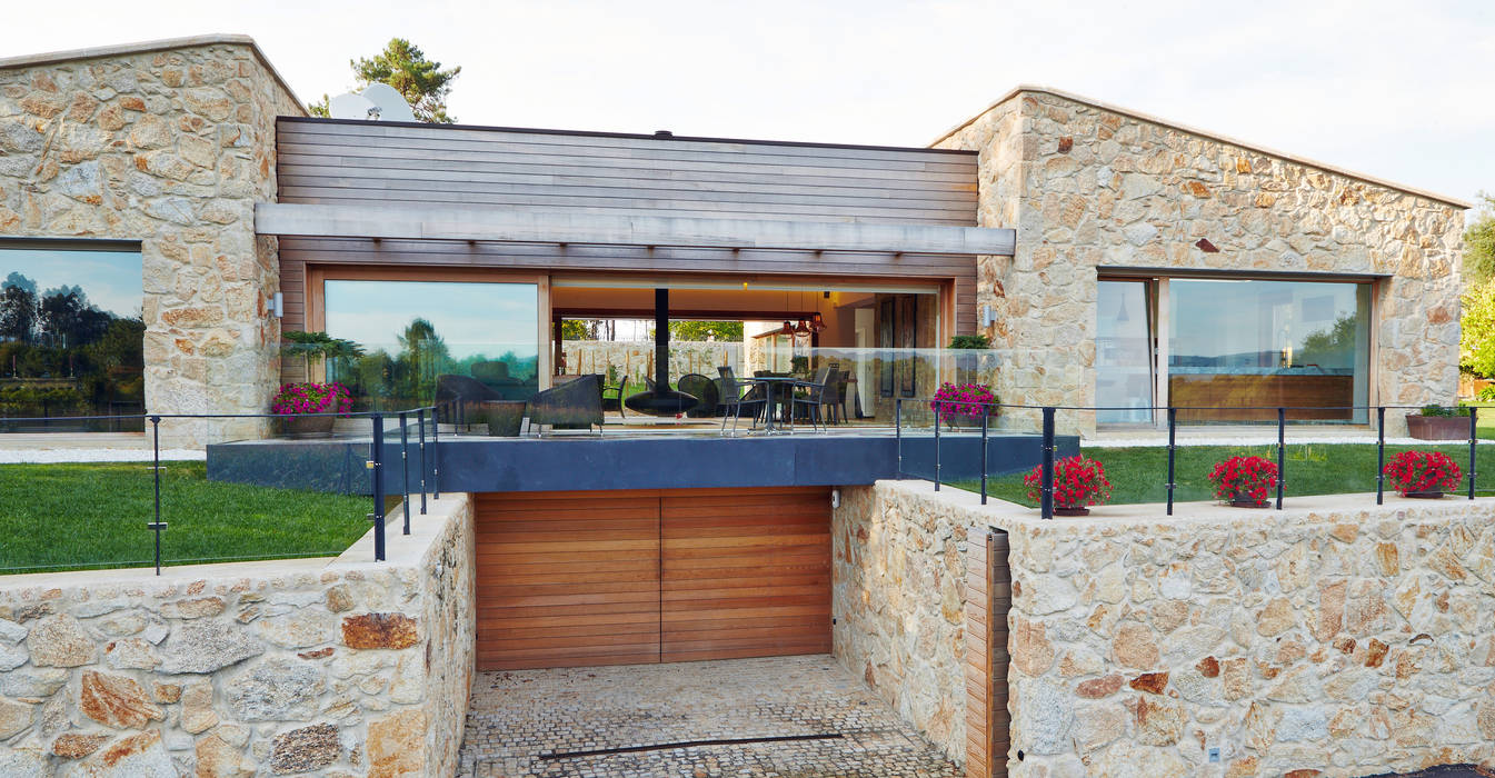 Una Casa con Paredes de Piedra y Jardines de Sueño, HUGA ARQUITECTOS HUGA ARQUITECTOS Casas de estilo rústico