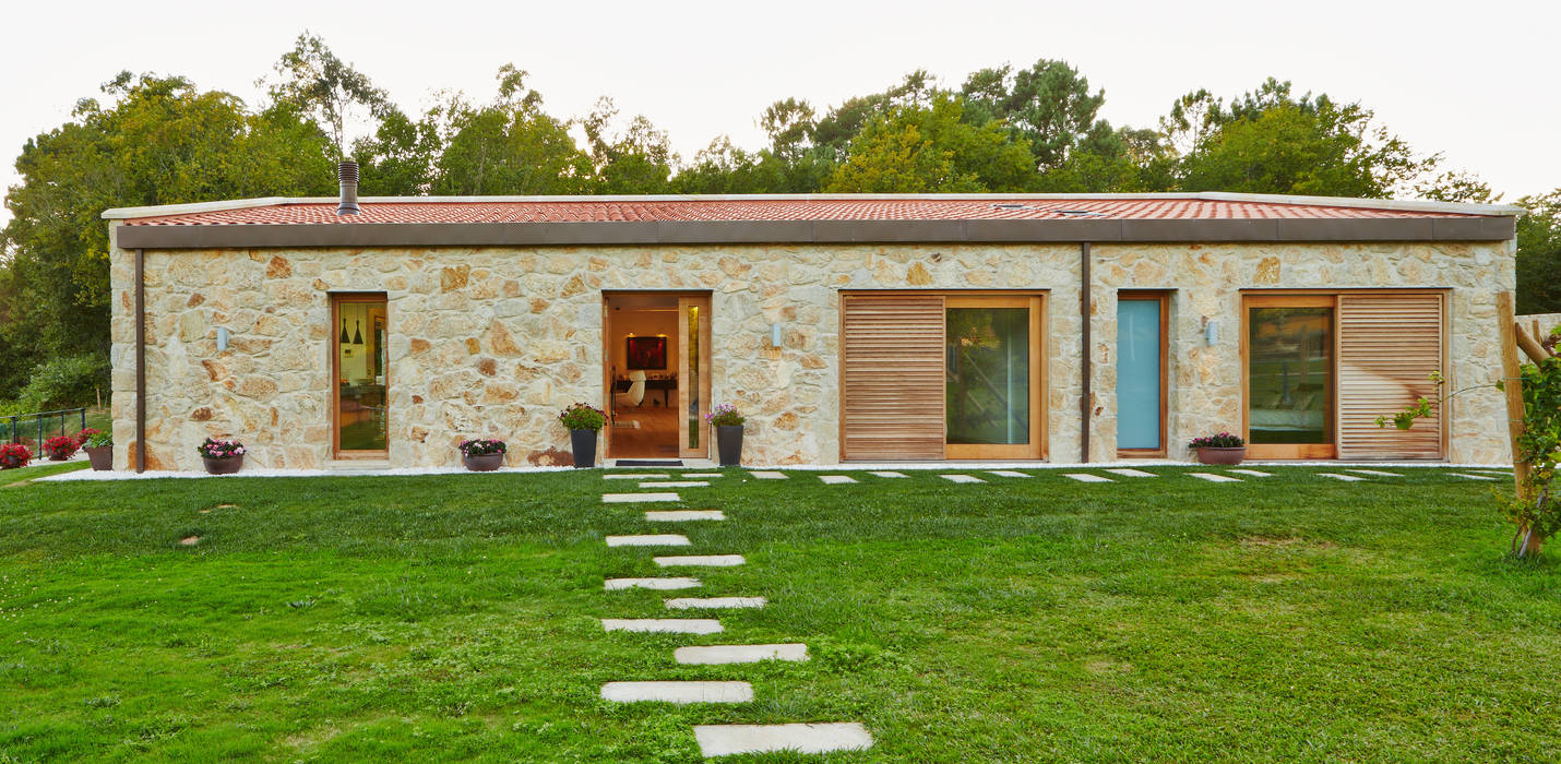 Una Casa con Paredes de Piedra y Jardines de Sueño, HUGA ARQUITECTOS HUGA ARQUITECTOS Casas de estilo rústico Edificio,Planta,Ventana,Cielo,casa,Árbol,Lote de tierra,Césped,Puerta,Sombra