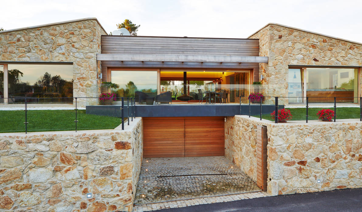 Una Casa con Paredes de Piedra y Jardines de Sueño, HUGA ARQUITECTOS HUGA ARQUITECTOS ラスティックな 家