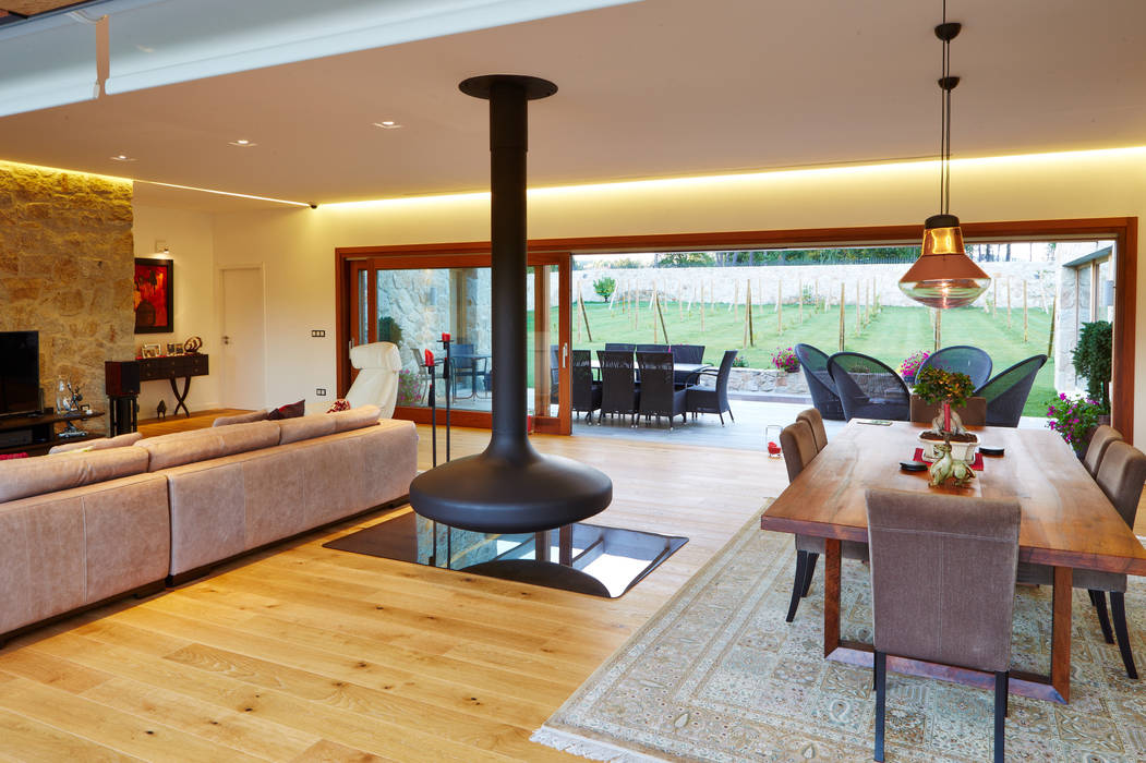 Una Casa con Paredes de Piedra y Jardines de Sueño, HUGA ARQUITECTOS HUGA ARQUITECTOS Rumah Gaya Rustic