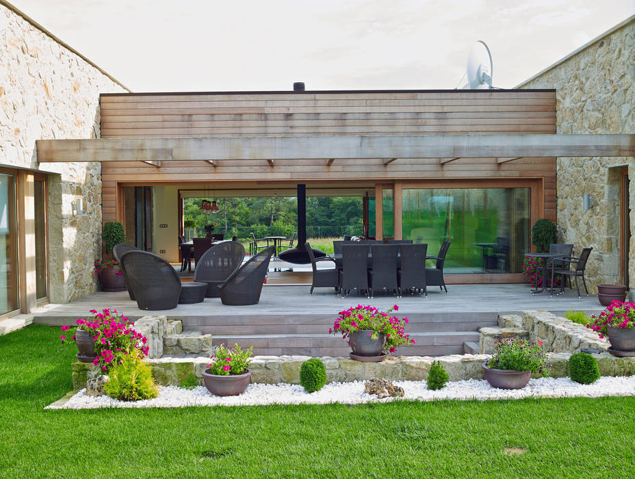 Una Casa con Paredes de Piedra y Jardines de Sueño, HUGA ARQUITECTOS HUGA ARQUITECTOS Rustic style house