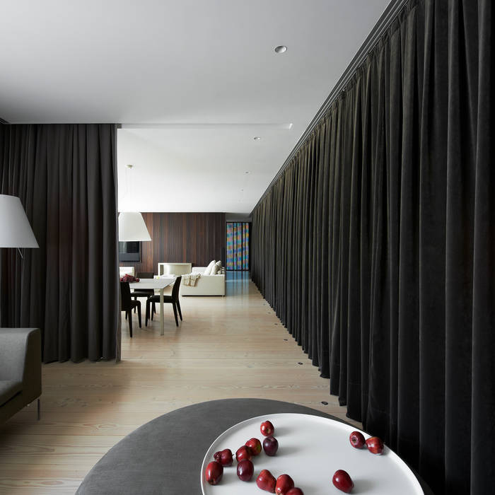 A HOUSE, Vaíllo & Irigaray Vaíllo & Irigaray Pasillos, vestíbulos y escaleras de estilo minimalista