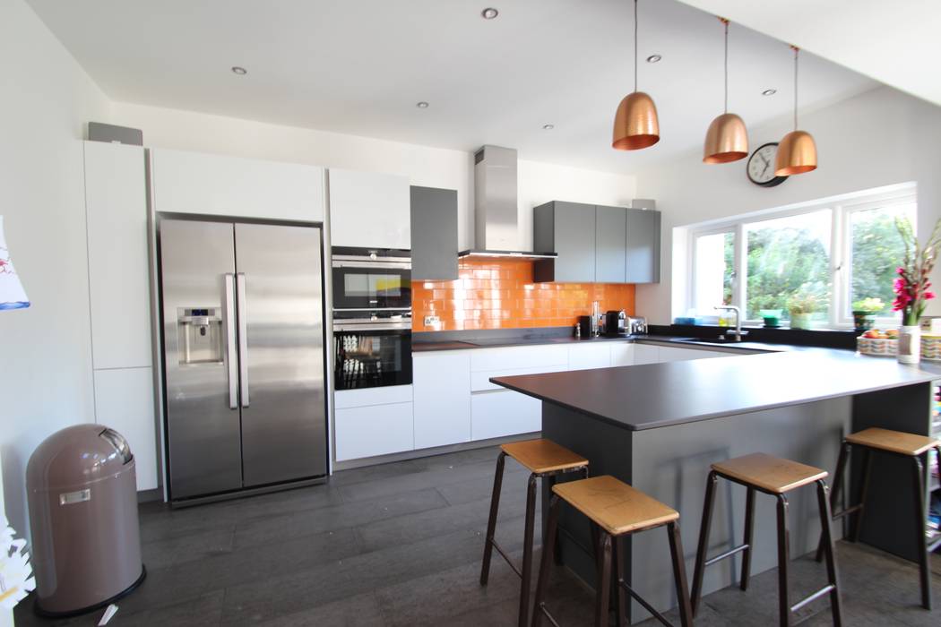 ​White and grey Schuller units with solid black Dekton worktops (by Cosentino) AD3 Design Limited Cuisine moderne