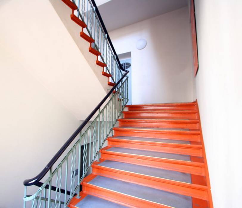 Umbau und Dachgeschossausbau Büro- und Geschäftshaus (Einzeldenkmal) Rosenthaler Straße, Berlin-Mitte, WAF Architekten WAF Architekten Classic style corridor, hallway and stairs