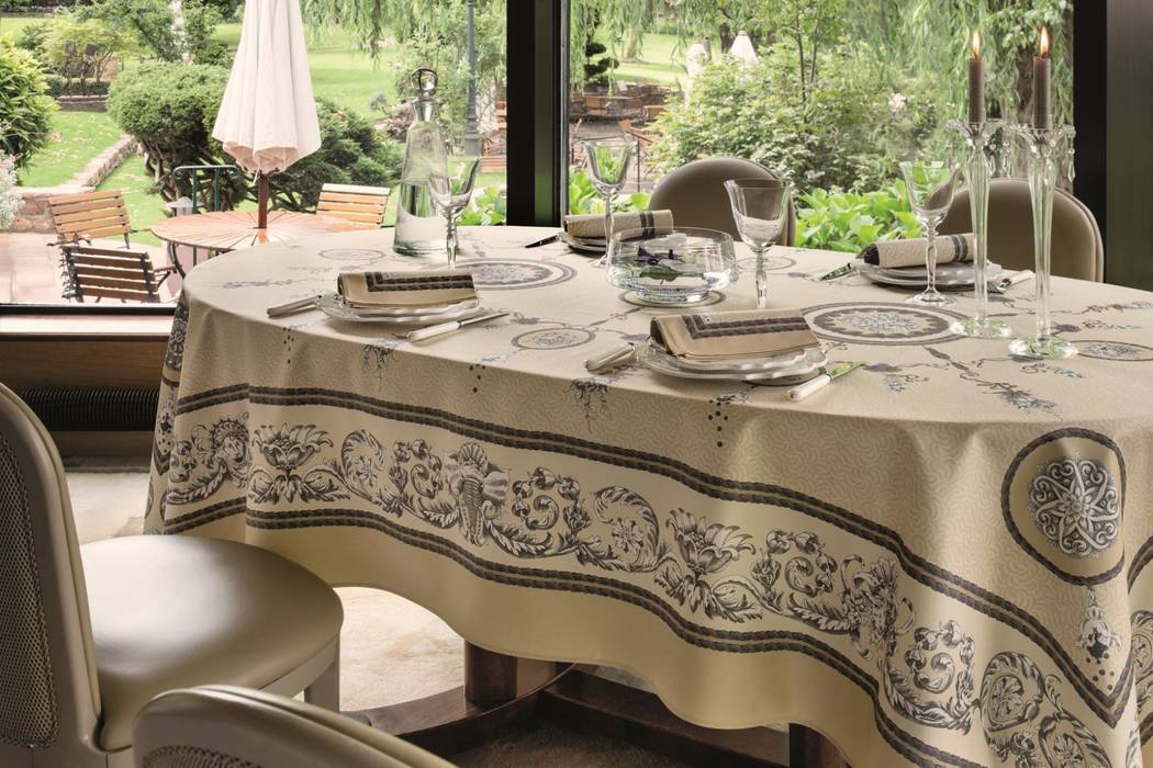 VOLTAIRE , BEAUVILLE BEAUVILLE Salas de jantar clássicas Mesas