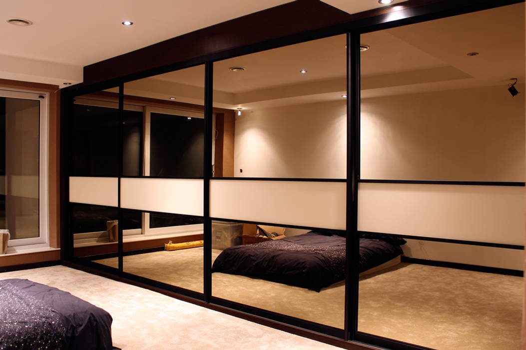 Mirrored Sliding Door Wardrobes in Leicester The Leicester Kitchen Co. Ltd Modern Yatak Odası Elbise Dolabı & Komodinler