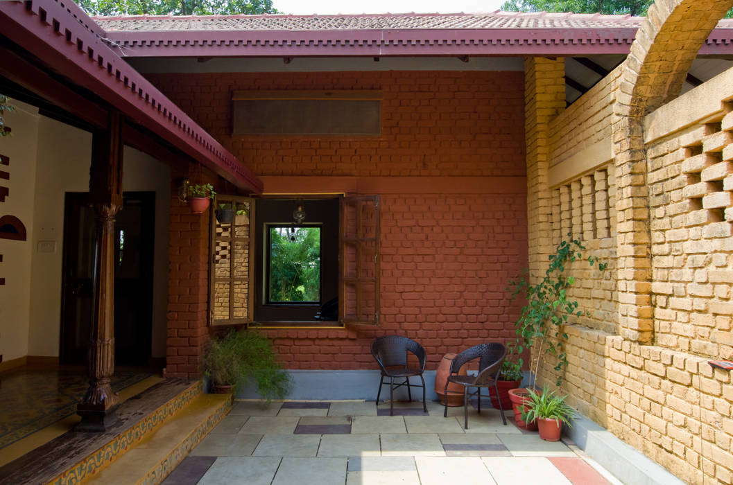 The central courtyard M+P Architects Collaborative Rustic style houses Plant,Property,Building,Houseplant,Tree,Wood,Window,Interior design,Architecture,Brick