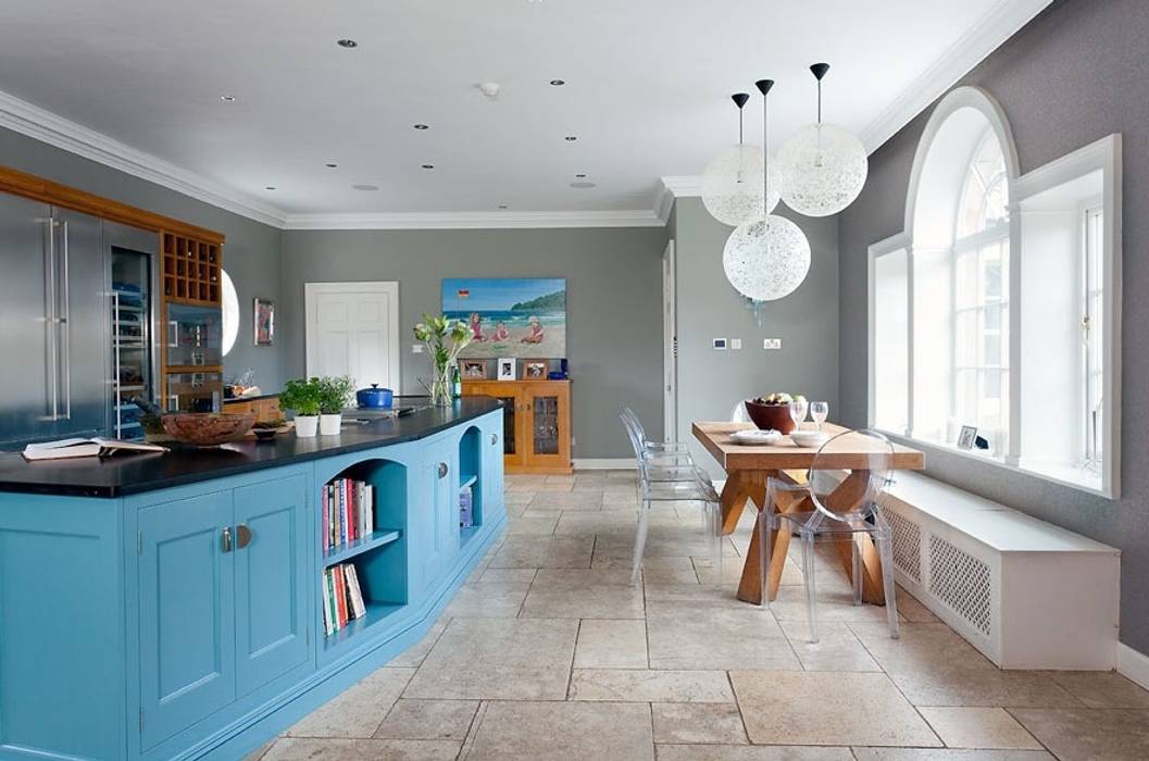 Oak and Hand painted kitchen Christopher Howard Cuisine intégrée Bois Effet bois Gaggeneau, kitchen design, chef kitchen, island kitchen, blue island, oak kitchen