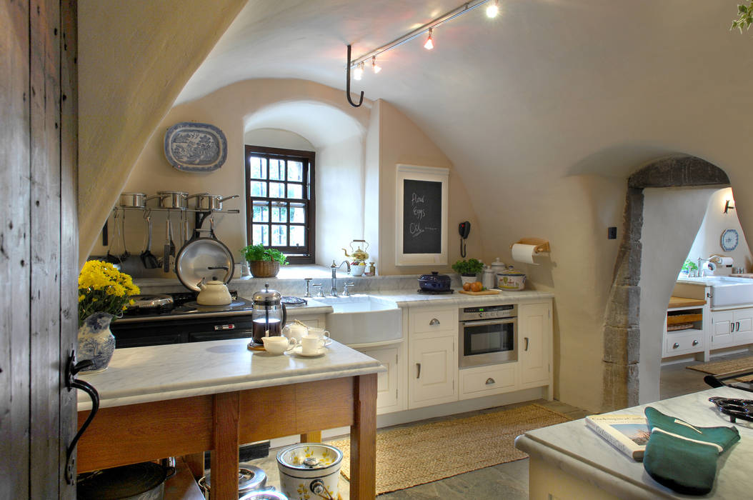 Castle kitchen and pantry by Christopher Howard Christopher Howard Dapur built in Marmer Scottish Castle, Castle interior, castle kitchen, bespoke units, kitchen larder, castle larder, kitchen island, white kitchen, Belfast sink, Oak Island, AGA fridge, AGA oven, AGA module oven, gun loop feature,