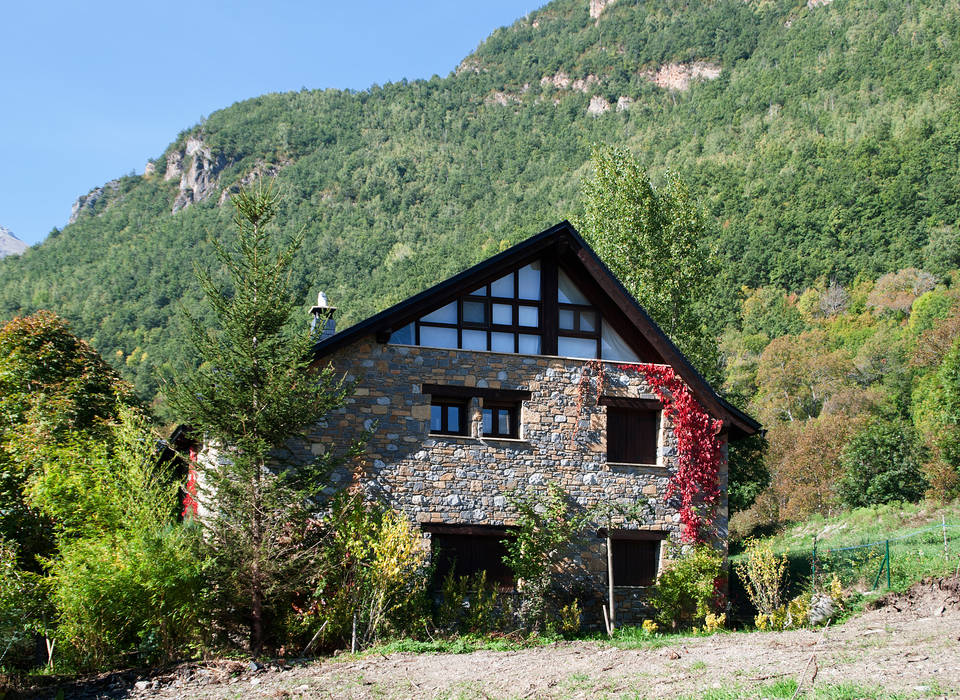 Casas unifamiliares en el Pirineo, Ferraz Arquitectos Ferraz Arquitectos カントリーな 家