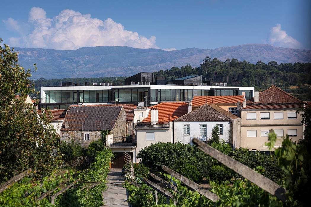 Edifício de Habitação em V.N. de Tazem, Nuno Ladeiro, Arquitetura e Design Nuno Ladeiro, Arquitetura e Design Varandas, marquises e terraços modernos Acessórios e decoração