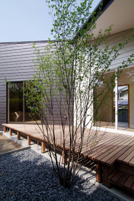 稜線の家, ウタグチシホ建築アトリエ／Utaguchi Architectural Atelier ウタグチシホ建築アトリエ／Utaguchi Architectural Atelier Balcony, Veranda and Terrace