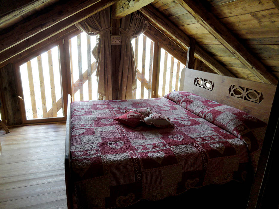 RISTRUTTURAZIONE EDIFICIO RURALE, zanella architettura zanella architettura Rustic style bedroom