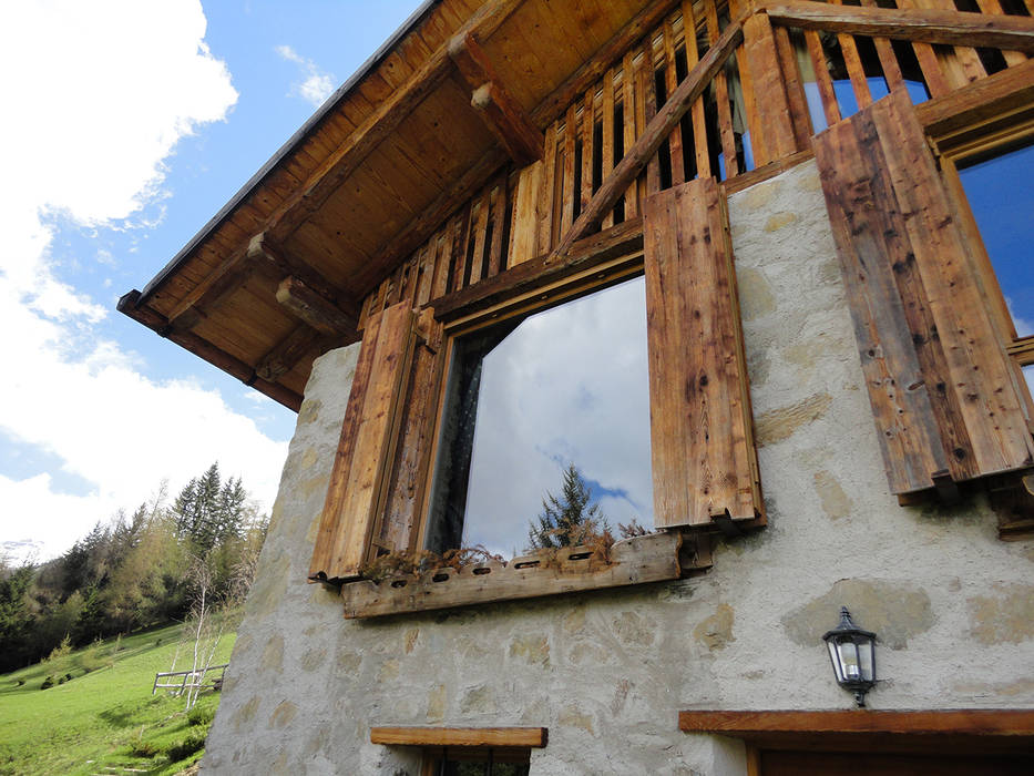 RISTRUTTURAZIONE EDIFICIO RURALE, zanella architettura zanella architettura Rustic style windows & doors