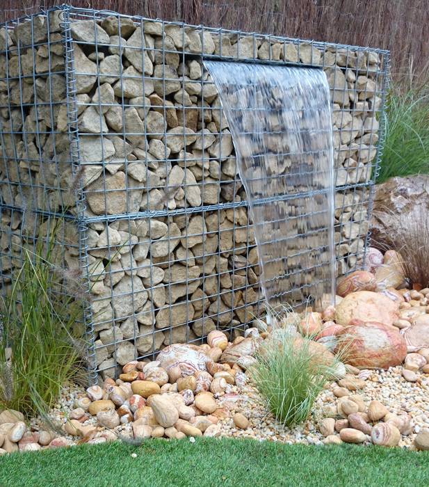 Gabion water feature falling onto rainbow cobbles Paul Newman Landscapes Rustykalny ogród