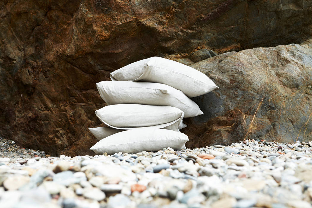 Pure linen cushions KOKO KLIM Спальня в стиле минимализм Текстиль
