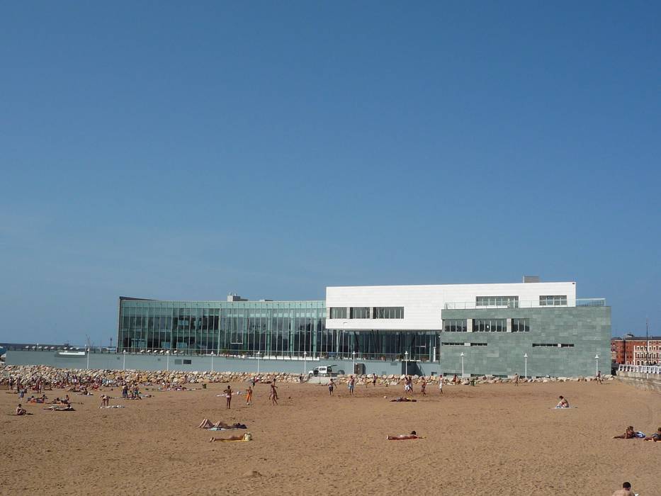 Centro de Talasoterapia en Puerto Deportivo de Gijón NAOS ARQUITECTURA Piscinas