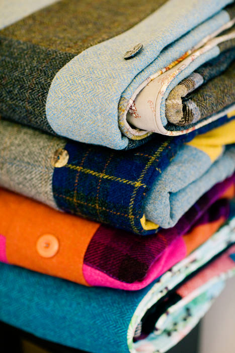 A stack of Finest Harris Tweed quilts Quilts by Lisa Watson Dormitorios de estilo ecléctico Textiles
