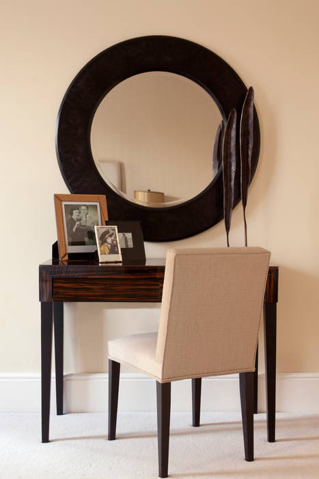Furniture Roselind Wilson Design Спальня в стиле модерн bedroom,dressing table,cream chair,wall mirror,interior deisgn