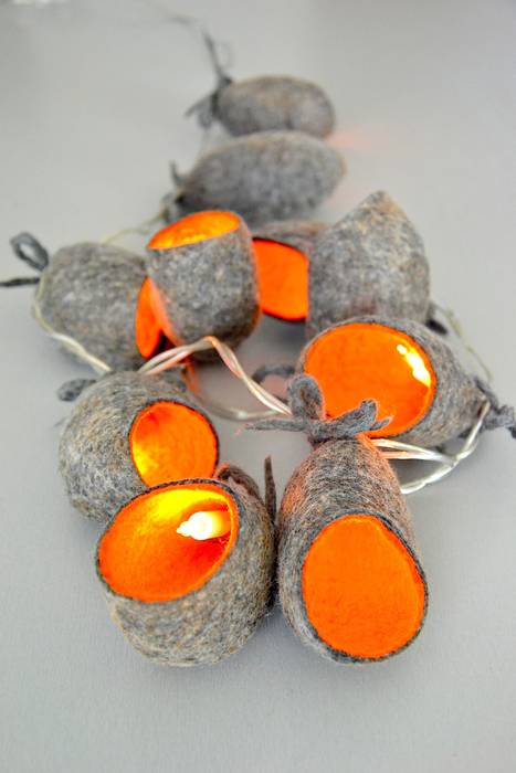 Guirlande lumineuse "Cocoon" de laine naturelle feutrée, gris et orange. homify Autres espaces Objets d'art