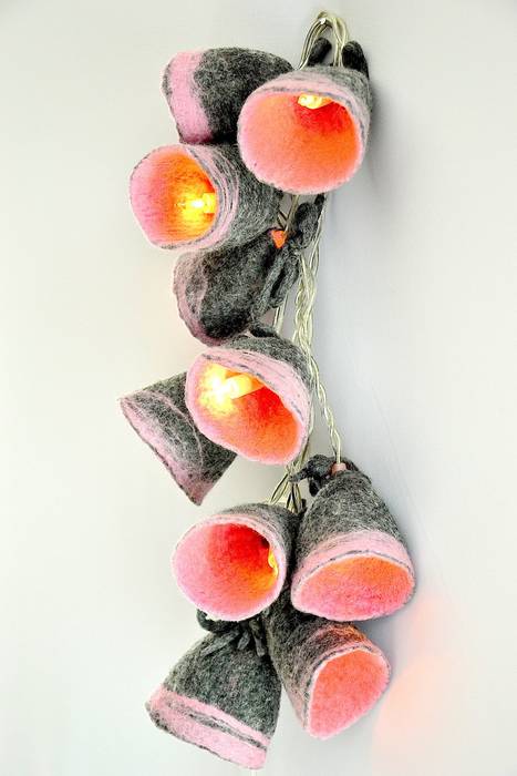 Guirlande lumineuse de laine naturelle feutrée, gris et rose. homify Autres espaces Objets d'art