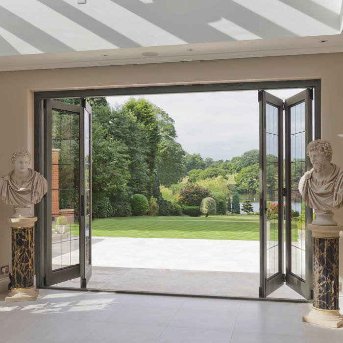 Bi-folding Timber Doors with Bronze Inserts homify Portes Métal Portes