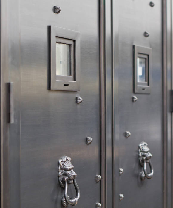 Gothic Style Bronze Double Doors homify Дверi Метал Двері