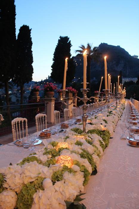 Tavolo imperia con runner floreale, michelangelo finocchiaro michelangelo finocchiaro Classic style balcony, veranda & terrace Accessories & decoration