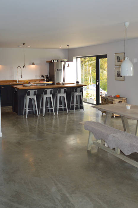 Open-plan kitchen and dining area: modern by ArchitectureLIVE, Modern open space kitchen,open-plan,polished concrete,underfloor heating,kitchen diner,kitchen chairs,kitchen lighting,black kitchen,kitchen island,dining chair,dining table