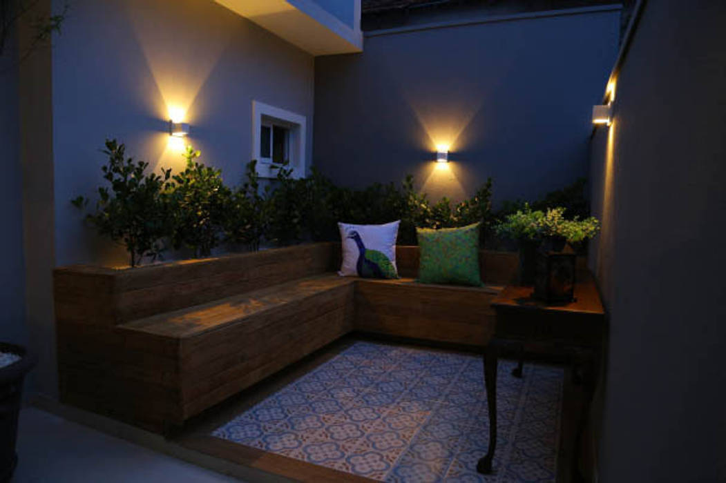 Casa nova, bairro antigo, Fernanda Chiebao- ARCHI Fernanda Chiebao- ARCHI Country style balcony, veranda & terrace
