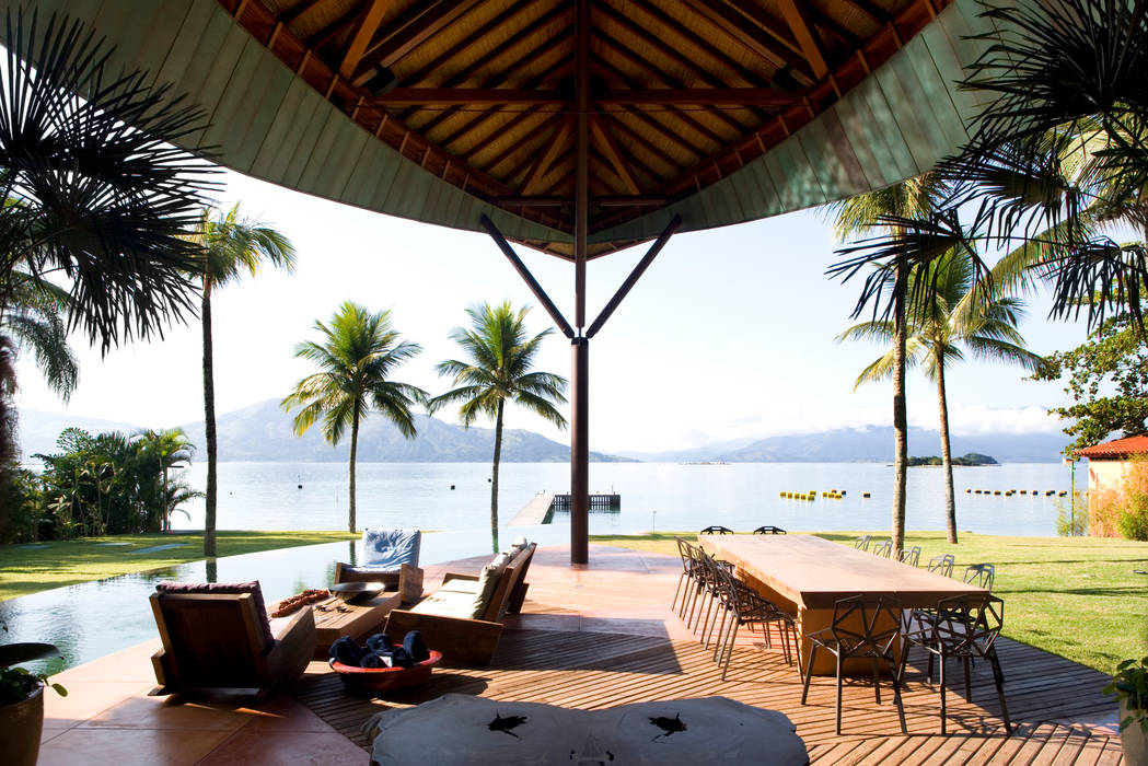 Casa Folha, Mareines+Patalano Arquitetura Mareines+Patalano Arquitetura Tropical style balcony, veranda & terrace