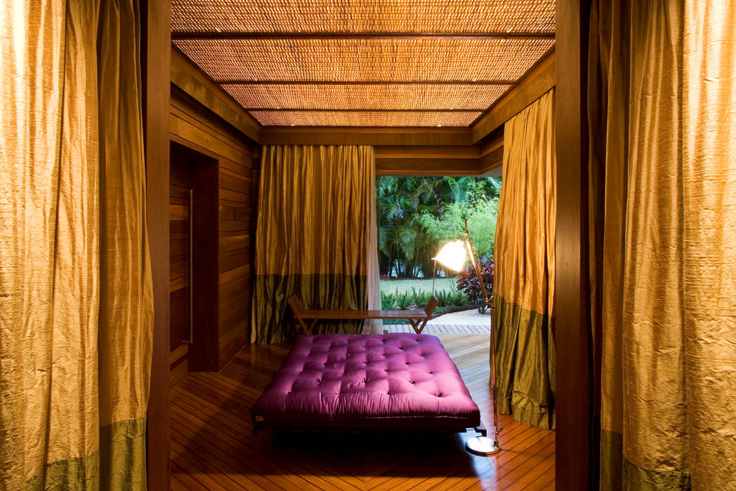 Casa Folha, Mareines+Patalano Arquitetura Mareines+Patalano Arquitetura Tropical style bedroom