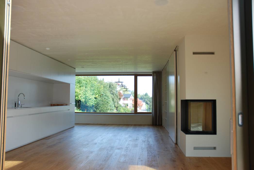 Ostfenster raum.werk.plus. architektur + raumdesign Moderne Wohnzimmer