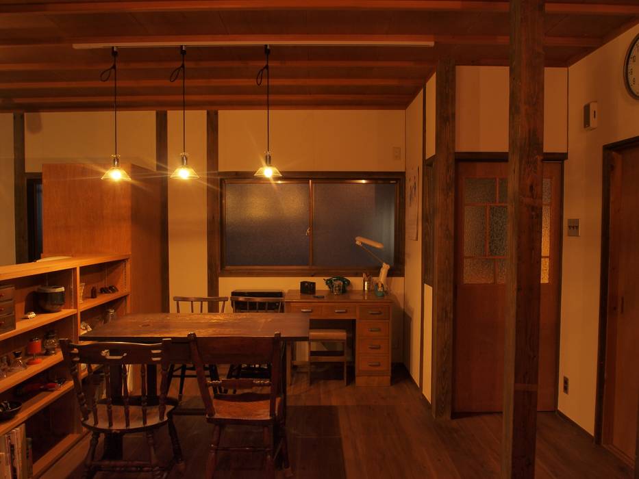 夜のダイニングキッチン１: SKY Lab 関谷建築研究所が手掛けたクラシックです。,クラシック
