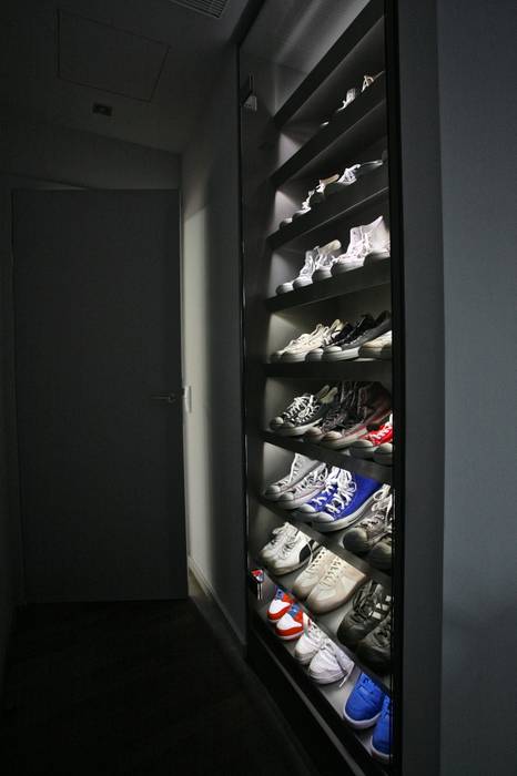 Sneaker-Vitrine tredup Design.Interiors Moderner Flur, Diele & Treppenhaus Kommoden und Regale