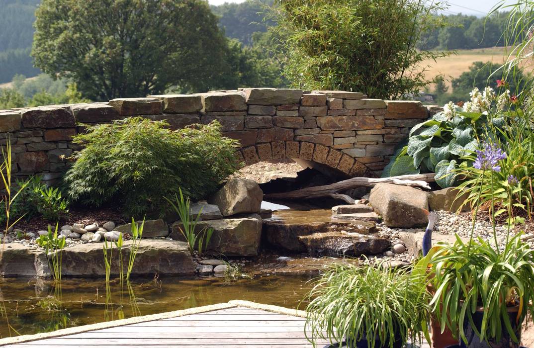 Gartenbrücke aus Naturstein. Gärten für Auge und Seele Mediterraner Garten