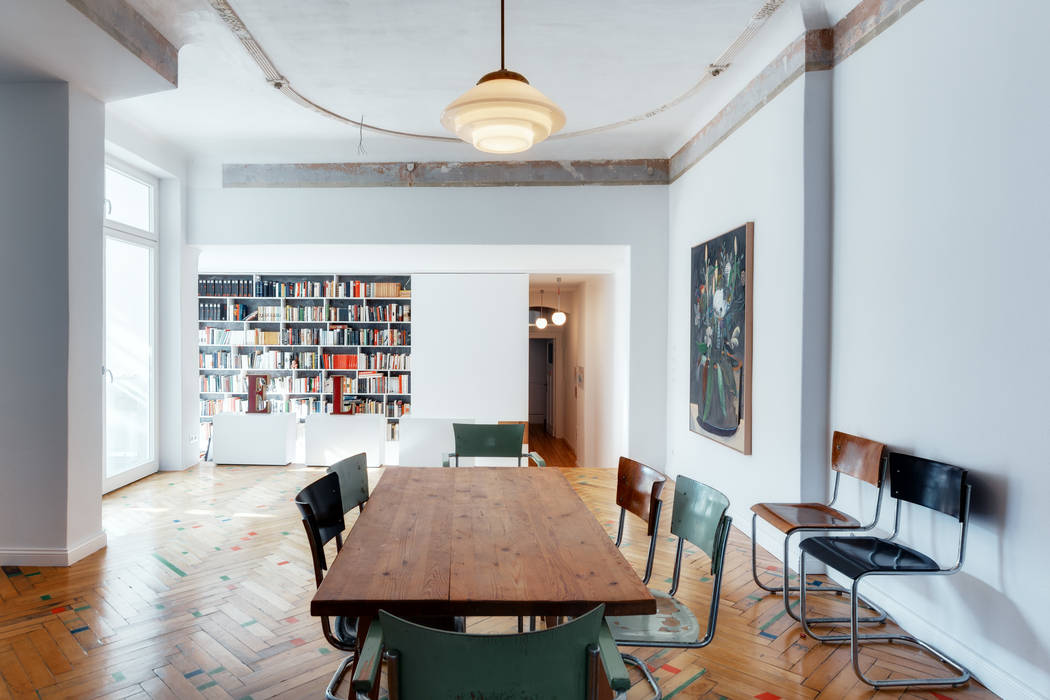 Flat in Prenzlauer Berg I Ringo Paulusch Wohnzimmer Tabelle,Möbel,Eigentum,Sessel,Holz,Beleuchtung,Innenarchitektur,Halle,Die Architektur,Bodenbelag