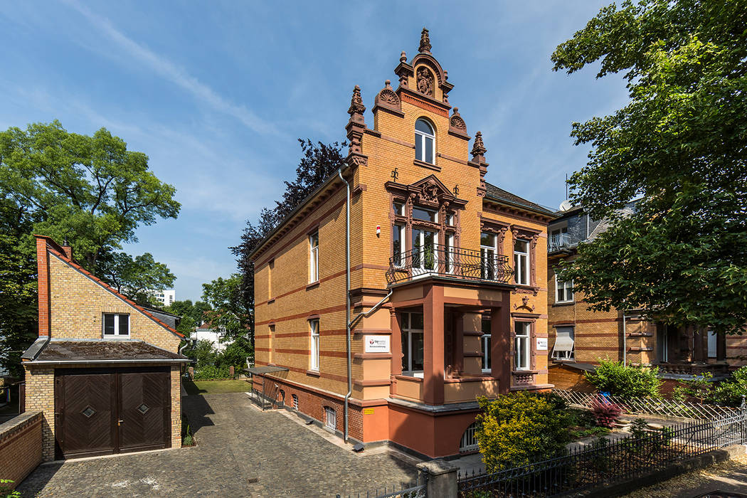 Ansicht Villa Viktoria mit Kutscherhaus Wohnwert Innenarchitektur Klassische Häuser