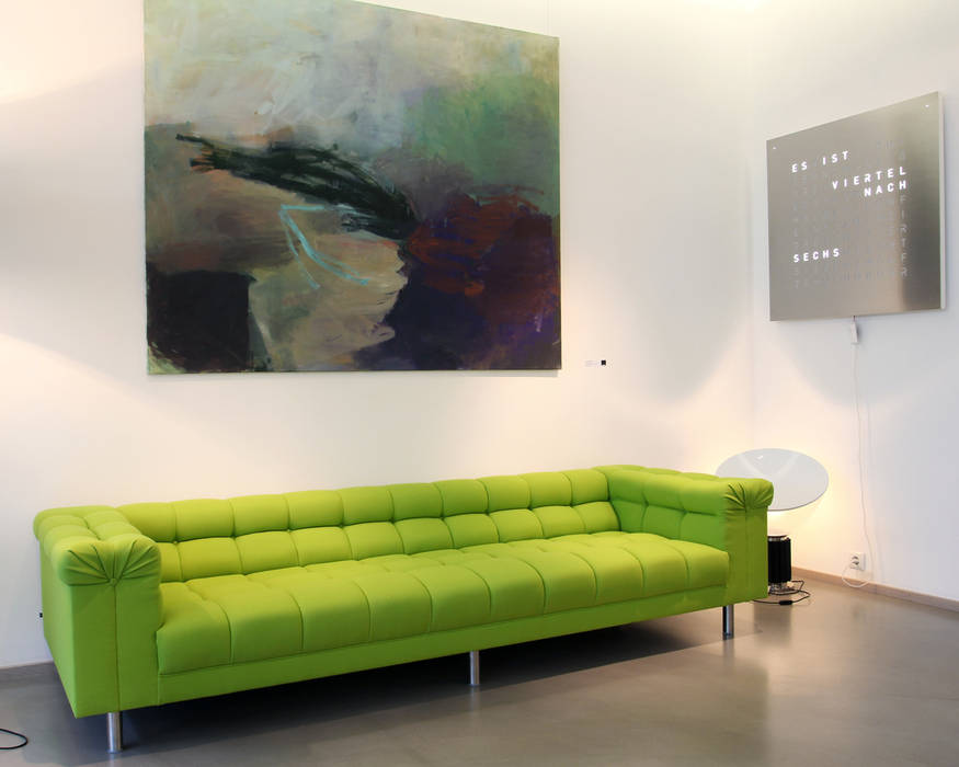 Bundeskanzlerbungalow und das Kanzlersofa, uh .Wand & Raum GmbH uh .Wand & Raum GmbH ミニマルデザインの リビング ソファー＆アームチェア