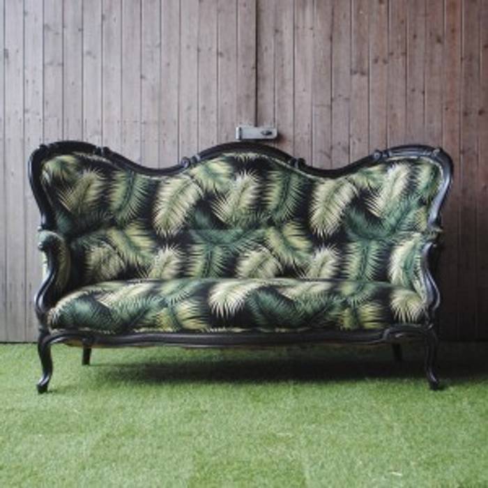 Victorian Palm Leaf Sofa Sketch Interiors 트로피컬 거실 소파 & 안락 의자