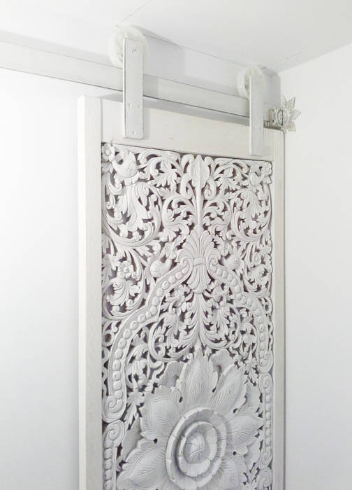 Puerta corredera con forma de talla , Vicente Galve Studio Vicente Galve Studio ドア ドア