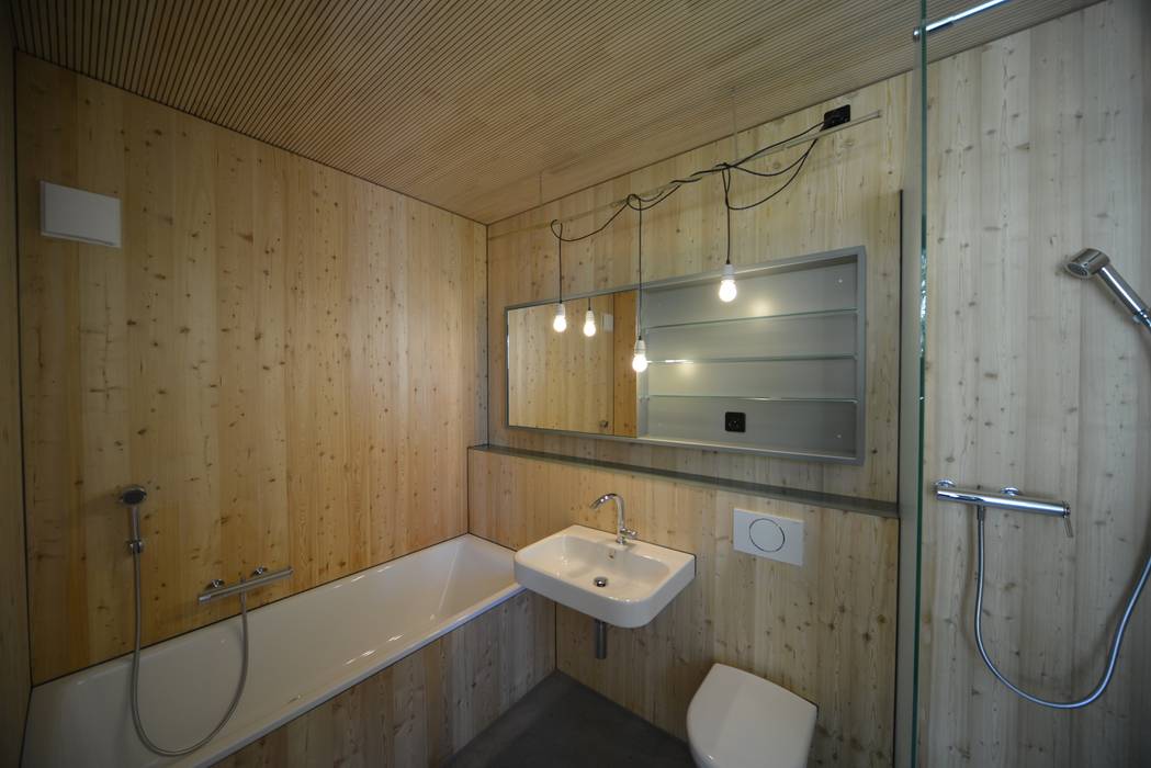 Mehrfamilienhaus in Bern:Totalsanierung und Erweiterung, Quadrat AG Quadrat AG Moderne Badezimmer