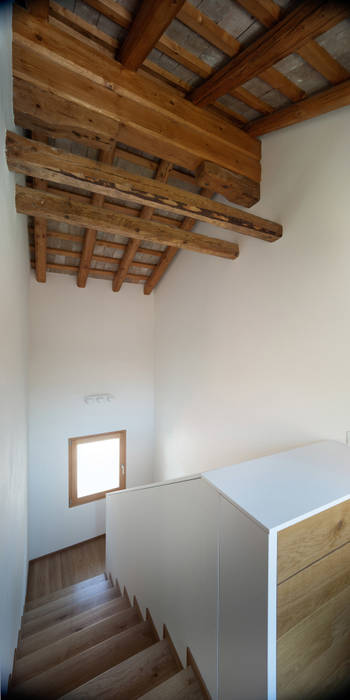 Casa Fiera, Massimo Galeotti Architetto Massimo Galeotti Architetto Pasillos, vestíbulos y escaleras modernos Madera Acabado en madera