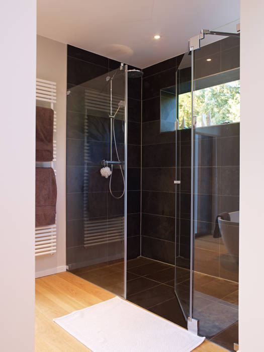 Luxus-Designhaus in England , Bau-Fritz GmbH & Co. KG Bau-Fritz GmbH & Co. KG Phòng tắm phong cách hiện đại Bathtubs & showers